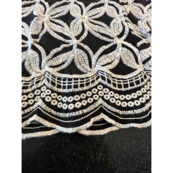 Solitaire 1X black white  scalloped embroidered tunic - Picture 9 of 10